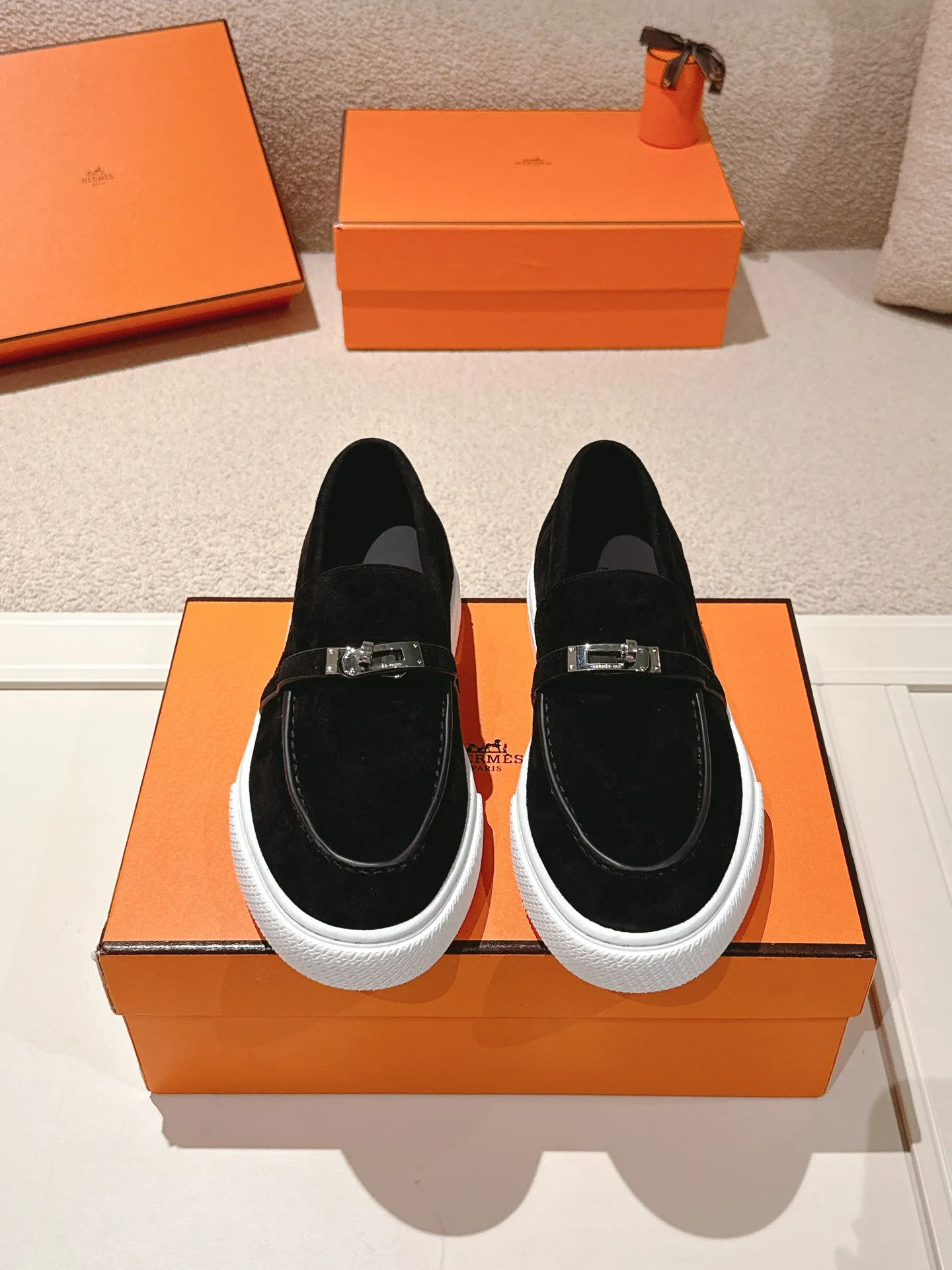 Men's shoes 💰640💰 Hermes# New Kelly buckle thick-soled loafers. Upper: cowhide/suede material. Lining: sheepskin lining. Outsole: exclusive molded outsole. Size: women's size 35-40, men's size 39-45 (female 41/male 46 customized, non-refundable)